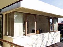 珪藻土 無垢材 自然素材リフォームの日吉プラス：屋根・外壁リフォーム前の木製窓